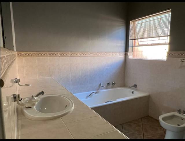 4 BEDROOM HOUSE FOR SALE IN GLENVISTA
